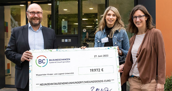Spendenübergabe an die Wuppertaler Kinder-und Jugenduniversität im November 2022