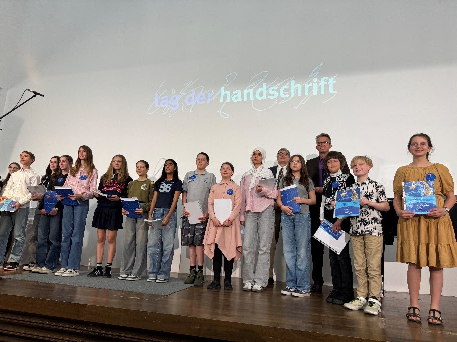 Glückliche Autorinnen und Autoren mit ihren Urkunden Foto BC